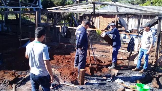 Vecinos junto a la Municipalidad construyen una vivienda a una familia. Foto: Carina Martínez