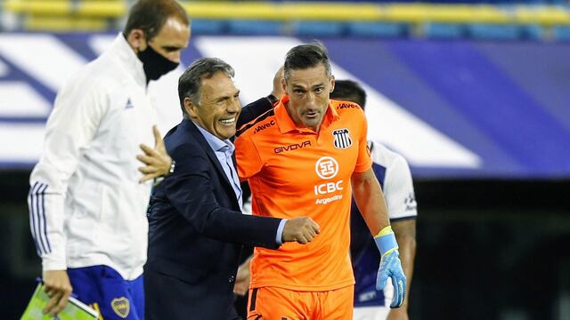 Caranta y su saludo con Miguel Russo. El arquero se retira para ser entrenador en la Gloria.