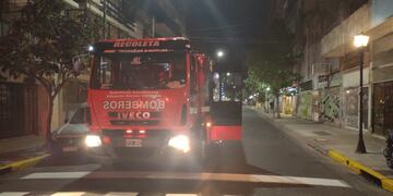 La Policía de la Ciudad, Bomberos y el SAME se acercaron inmediatamente a la zona del accidente. Twitter/@lauyateloavise
