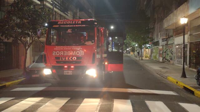 La Policía de la Ciudad, Bomberos y el SAME se acercaron inmediatamente a la zona del accidente. Twitter/@lauyateloavise