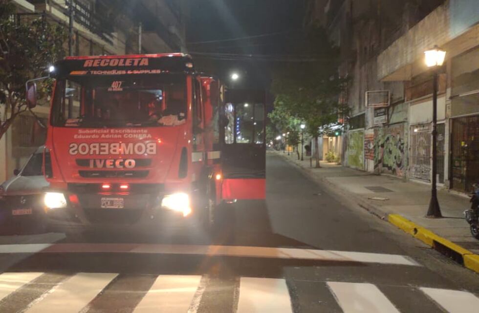 Un auto arrolló y mató a una persona que dormía en una vereda de Balvanera