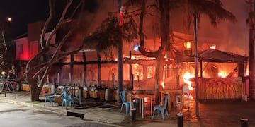Impresionante incendio destruyó un conocido bar de la zona norte de Rosario.
