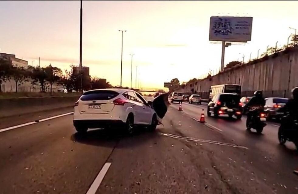 Un auto entró en contramano por el Acceso Oeste y chocó: hay un muerto