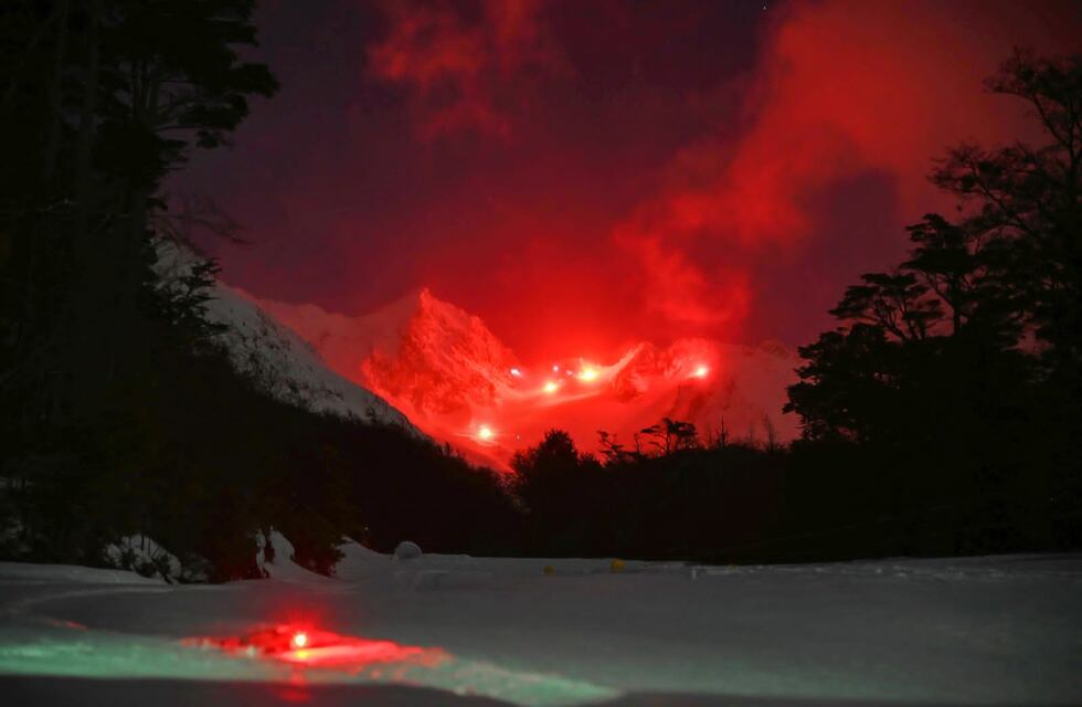 Gran participación de la tradicional Bajada con Antorchas del Glaciar Martial