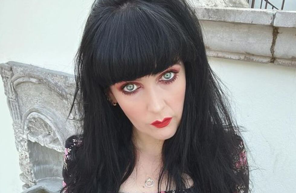 Viral: Una cantante británica se casó con un fantasma, se divorció por exorcismo y se abrió Tinder