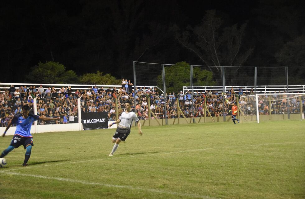 Polémica: el Clásico de Morteros se jugó con las tribunas colmadas.