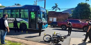 Accidente vial en Posadas: un colectivo lo chocó desde atrás.