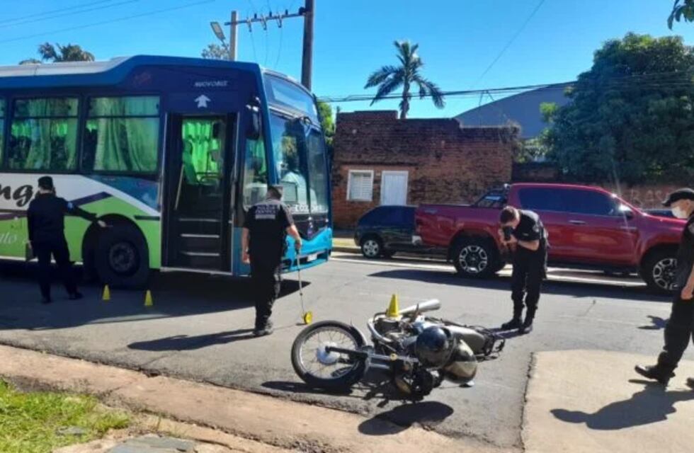 Accidente vial en Posadas: un colectivo lo chocó desde atrás