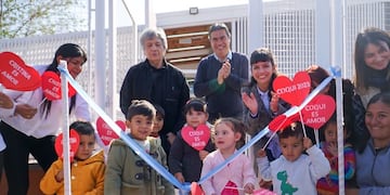 Jorge Capitanich con los niños del jardín en Taco Pozo.