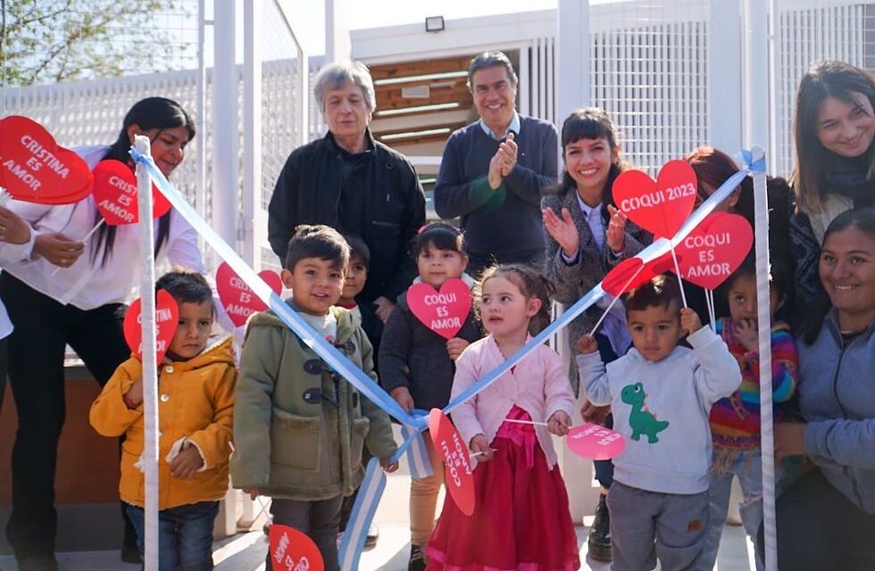 Jorge Capitanich inauguró un jardín y posó con niños que tenían carteles con corazones que decían“Coqui 2023″ y “Cristina es amor”