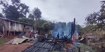 Aristóbulo del Valle: una vivienda terminó reducida a cenizas tras un incendio.