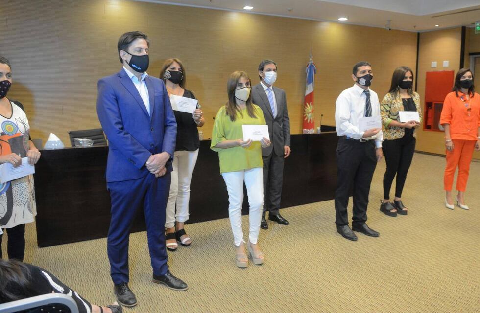 En su visita a Santiago, el ministro Trotta entregó fondos Covid para las escuelas de la provincia