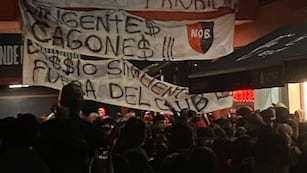 La manifestación comenzó en la puerta principal y avanzó hasta la zona de la tienda oficial.