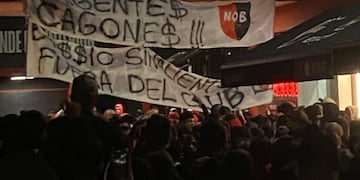La manifestación comenzó en la puerta principal y avanzó hasta la zona de la tienda oficial.
