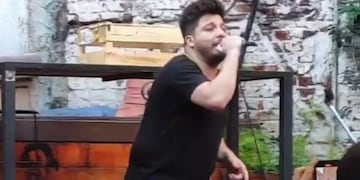 Damián Córdoba armó un show en un bar, con la gente sin protocolos y en medio de las restricciones.