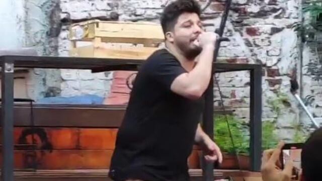 Damián Córdoba armó un show en un bar, con la gente sin protocolos y en medio de las restricciones.
