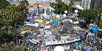 Dia del militante en plaza de mayo a favor del gobierno , cgt movimientos sociales
foto clarin
