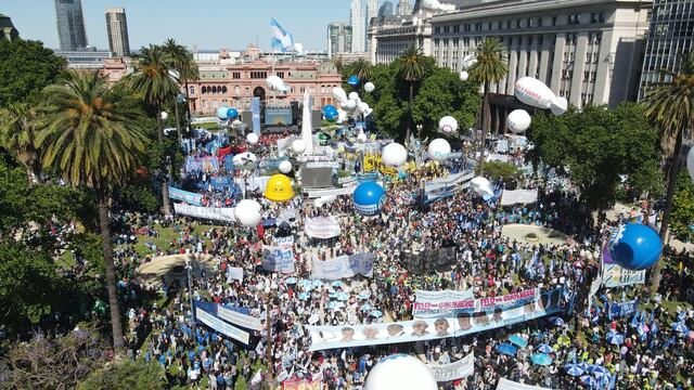 Dia del militante en plaza de mayo a favor del gobierno , cgt movimientos sociales
foto clarin