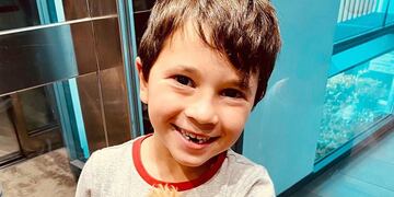 Mateo Messi sonríe con su perro Abú en brazos. (@antonelaroccuzzo)