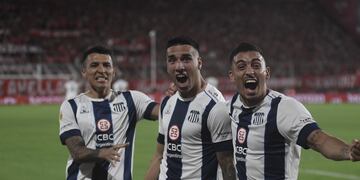 Benavídez y Girotti marcaron los goles de Talleres ante Independiente en Avellaneda. (Federico López Claro / La Voz)