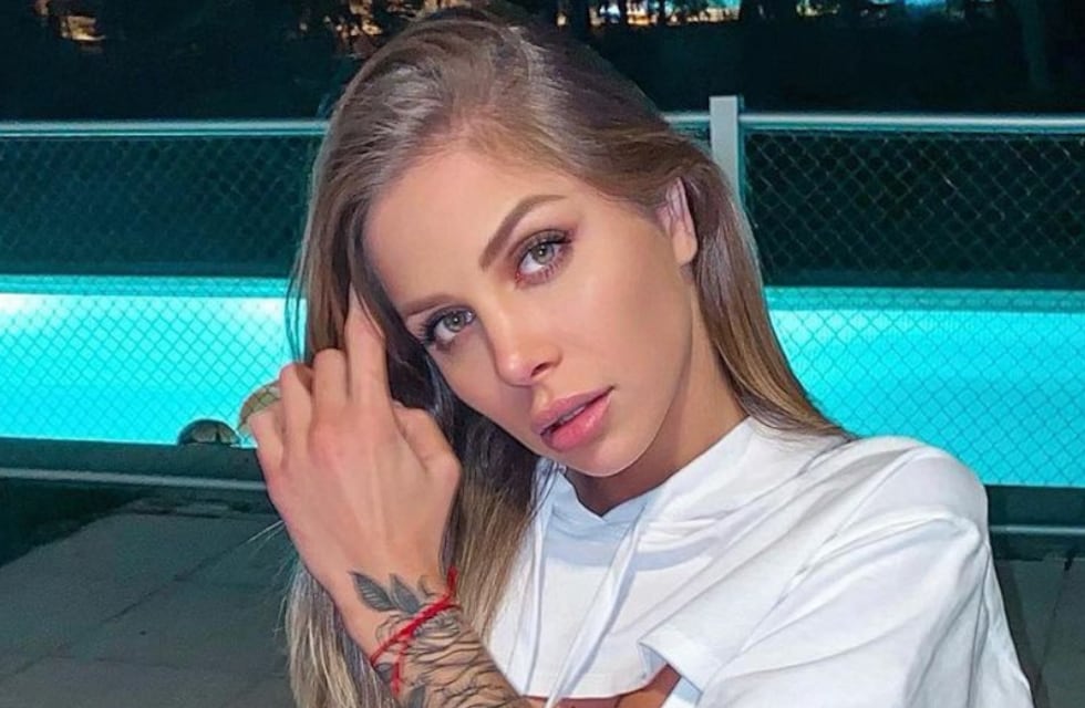 Desde un yate, Romina Malaspina cautivó con una trikini de “piel de serpiente”