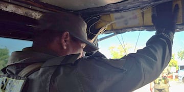 Después de retirar partes del tapizado interior, el personal de la Gendarmería halló los paquetes con droga.