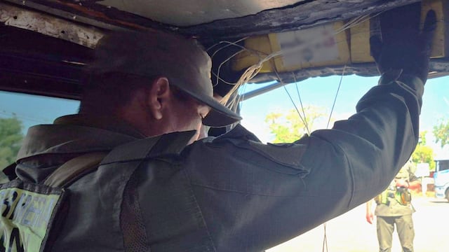 Después de retirar partes del tapizado interior, el personal de la Gendarmería halló los paquetes con droga.