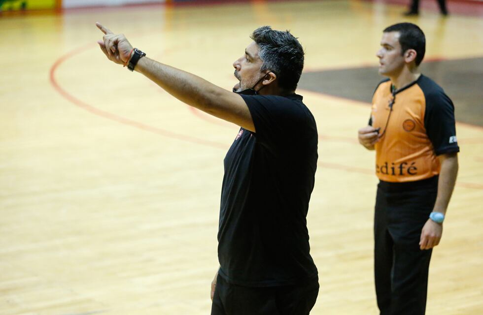 Instituto extendió el contrato de Lucas Victoriano, al frente del equipo de básquetbol