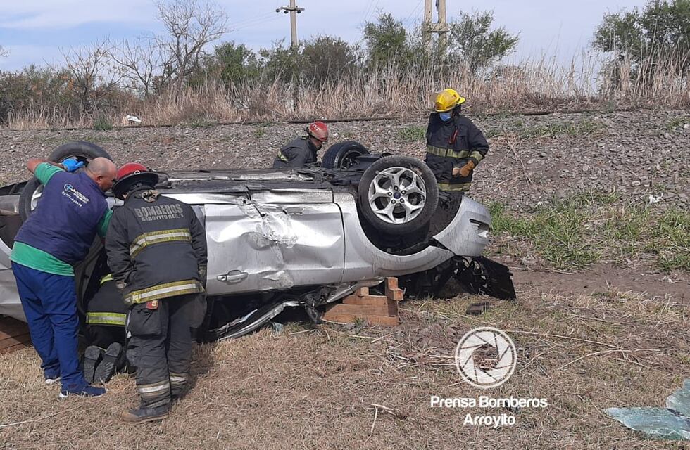 Bomberos Voluntarios lograron rescatar a una persona atrapada luego de un accidente en Ruta 19