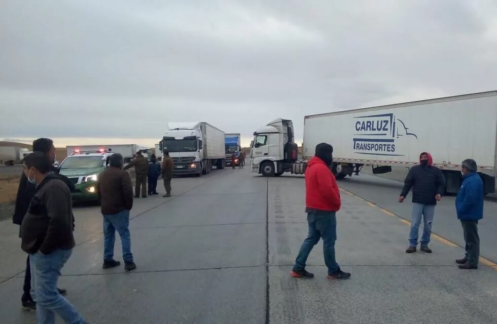 Camioneros chilenos bloquean el paso en Tierra del Fuego en respuesta a los piquetes de Neuquén