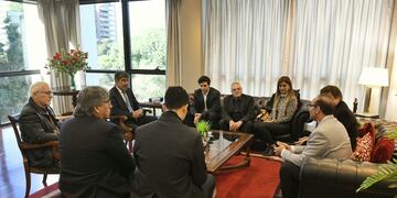 Encuentro entre el vicegobernador, Miguel Acevedo y cientificos locales