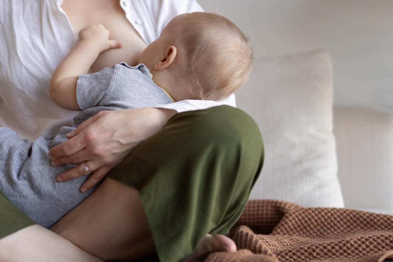 La lactancia materna proporciona una nutrición completa y equilibrada para el bebé, con los nutrientes necesarios para su crecimiento y desarrollo. Freepik.