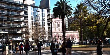 Mucha gente acudió esta mañana a puestos céntricos para testearse. Explaza Vélez Sársfield. (Pedro Castillo/ La Voz)