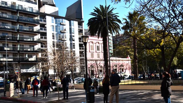 Mucha gente acudió esta mañana a puestos céntricos para testearse. Explaza Vélez Sársfield. (Pedro Castillo/ La Voz)