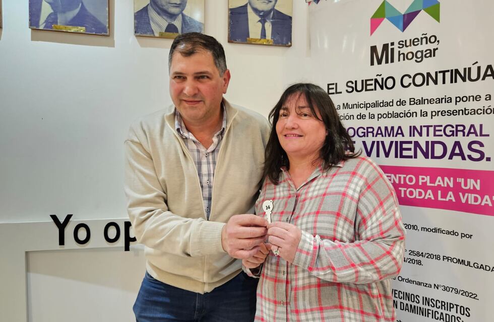 Balnearia: Mendez sigue entregando casas.