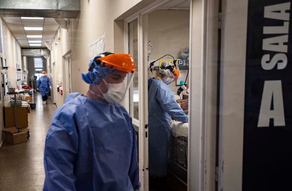 Por falta de camas, empiezan a trasladar pacientes rosarinos a otras localidades