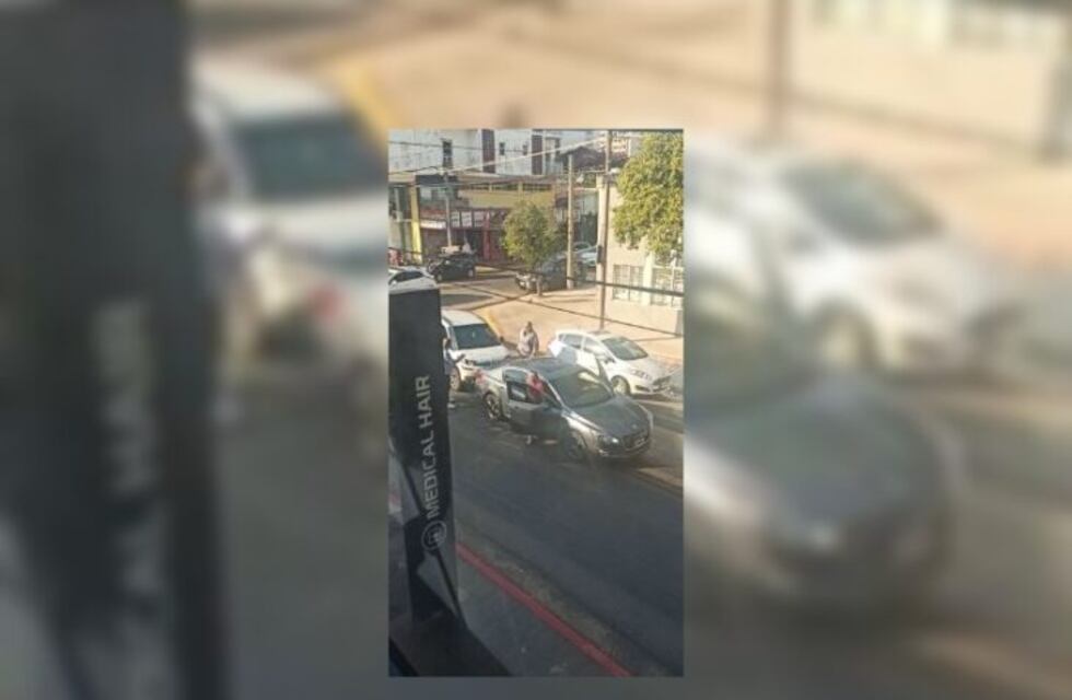 Un conductor pateó el auto de otro luego de una discusión de tránsito en Posadas