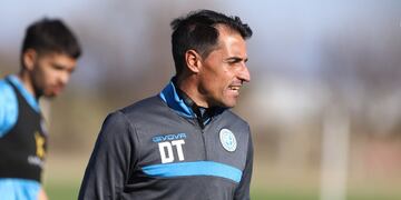 El entrenador del Pirata, Guillermo Farré, analiza una variante para el juego del sábado (Prensa Belgrano)