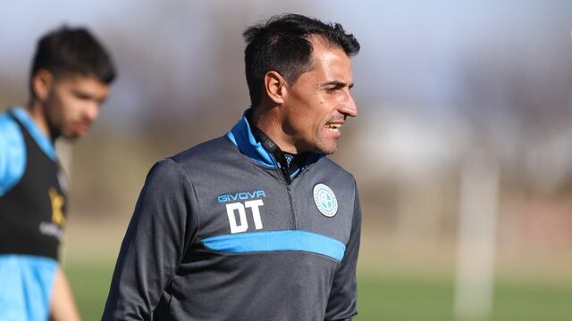 El entrenador del Pirata, Guillermo Farré, analiza una variante para el juego del sábado (Prensa Belgrano)