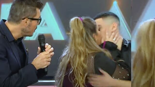 La comediante sorprendió a todos con un apasionado beso con su bailarín.