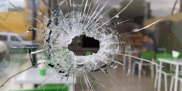 Los proyectiles atravesaron los vidrios del minishop mientras un custodio vigilaba el local de Pellegrini y Gutenberg. (@gbelluati)