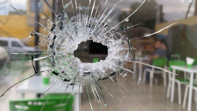 Los proyectiles atravesaron los vidrios del minishop mientras un custodio vigilaba el local de Pellegrini y Gutenberg. (@gbelluati)