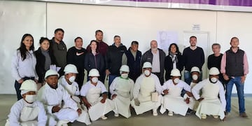 La comitiva de funcionarios nacionales y provinciales, junto a trabajadores del matadero frigorífico de la Corporación de la Cuenca de Pozuelos (Codepo) que funciona en la Puna jujeña.