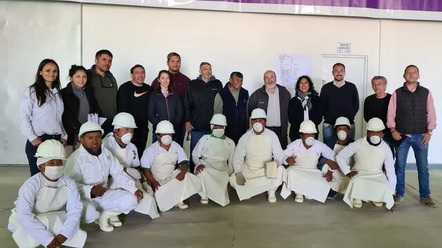 La comitiva de funcionarios nacionales y provinciales, junto a trabajadores del matadero frigorífico de la Corporación de la Cuenca de Pozuelos (Codepo) que funciona en la Puna jujeña.