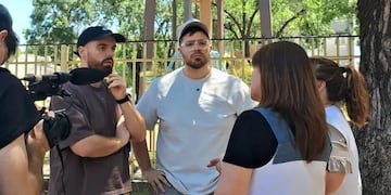 ibai Llano en Rosario, jutnto a La Cobra