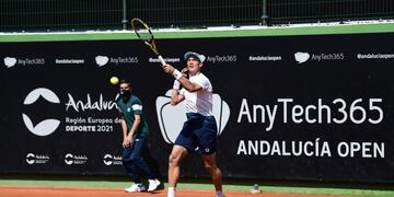 El zurdo festejó en el Andalucía Open y ahora debe medirse ante el coreano Soonwoo Kwon. (@andaluciaopen)