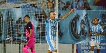 El experimentado Wilfredo Olivera abrió la cuenta para Racing en Río Cuarto.