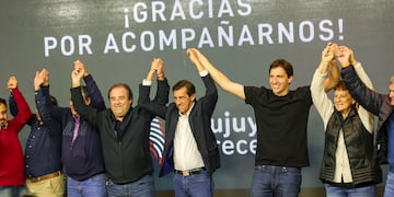 Carlos Sadir y las principales figuras del frente Jujuy Crece, al anunciar el triunfo obtenido en las elecciones legislativas provinciales.