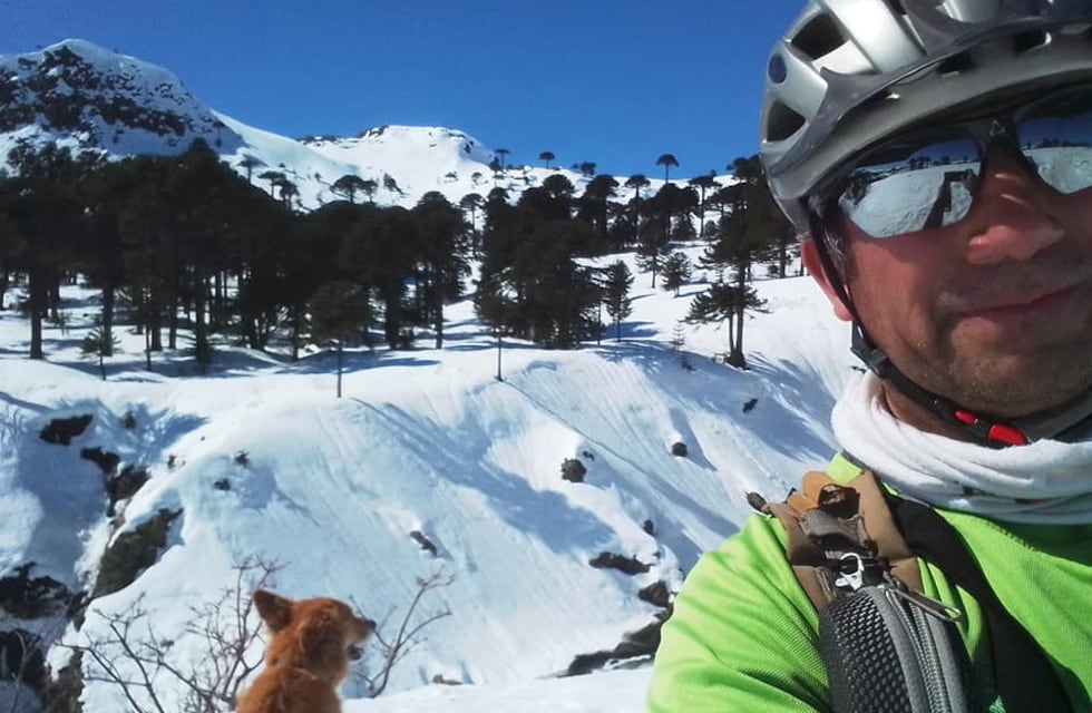Un hombre de Neuquén inventó una bicicleta de nieve para transitar por Caviahue