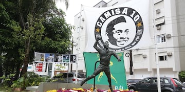 Fotografía de la estatua de Pelé en la ciudad de Santos.